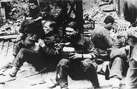 SS eating warsaw ghetto uprising